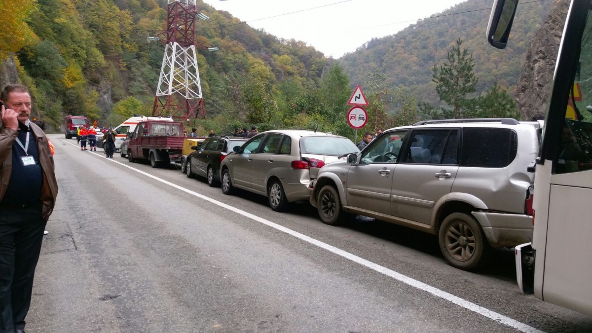 FOTO. Accident cu șapte autovehicule pe Valea Oltului, la Viaductul Cârligul Mic