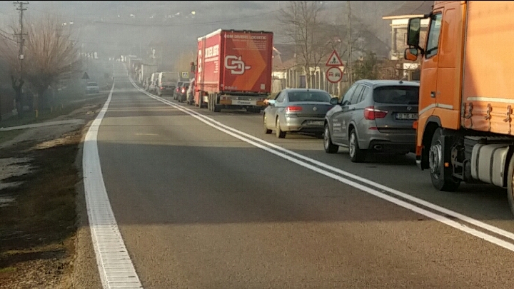 Trafic îngreunat pe Valea Oltului. Un transport agabaritic tranzitează DN 1 și DN 7