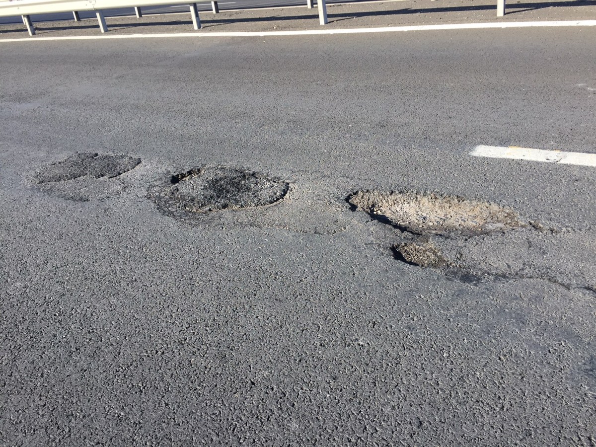 Autostrada demolată și reconstruită are noi probleme: gropi ca în câmp