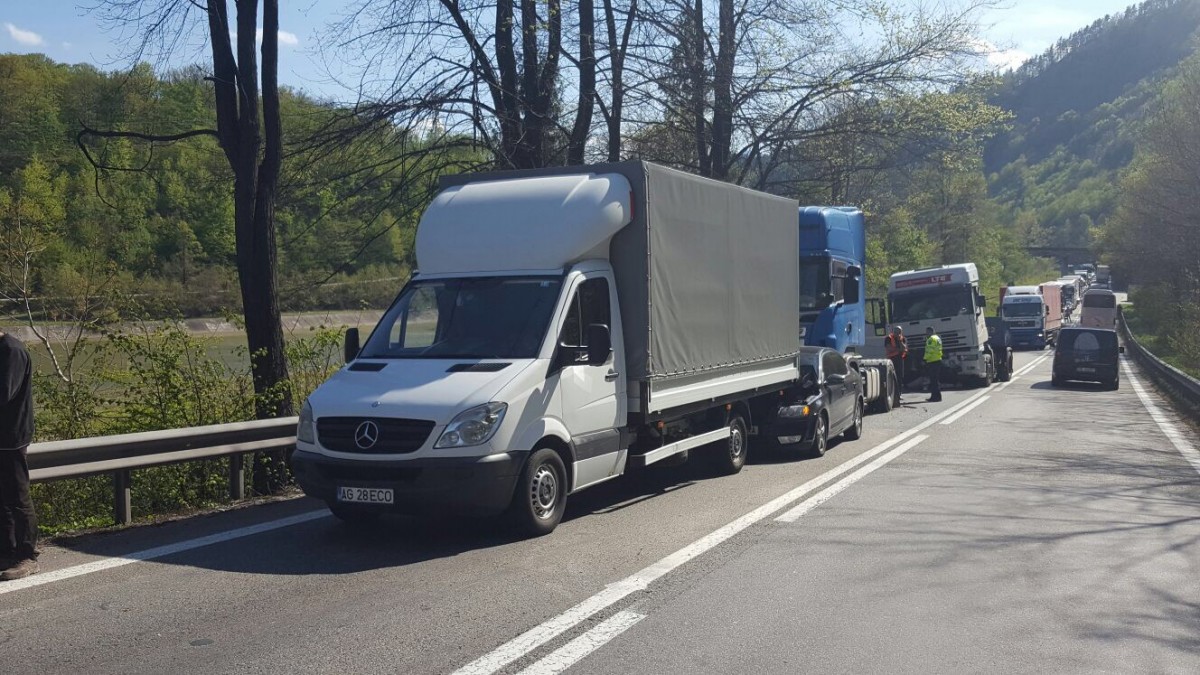 Trei autotrenuri și un autoturism implicate într-un accident pe Valea Oltului. Trafic îngreunat