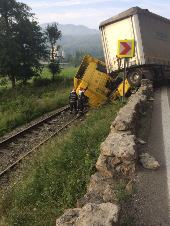 Actualizare|Trafic rutier îngreunat pe Valea Oltului și circulaţie feroviară blocată, din cauza unui tir răsturnat