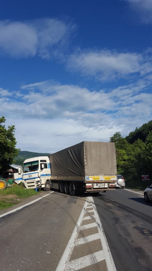 Trafic îngreunat pe Valea Oltului în urma unui accident. Coloane de mașini de cinci km