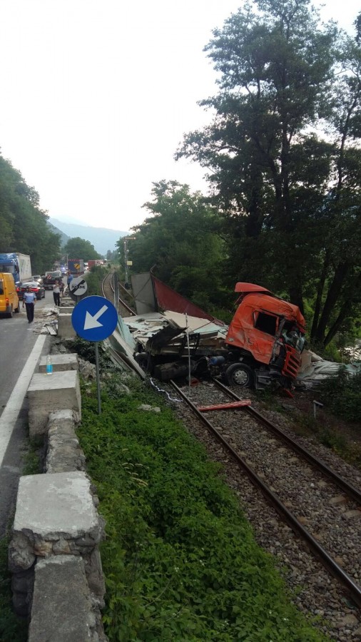 TIR căzut pe calea ferată. Traficul feroviar pe Valea Oltului este blocat