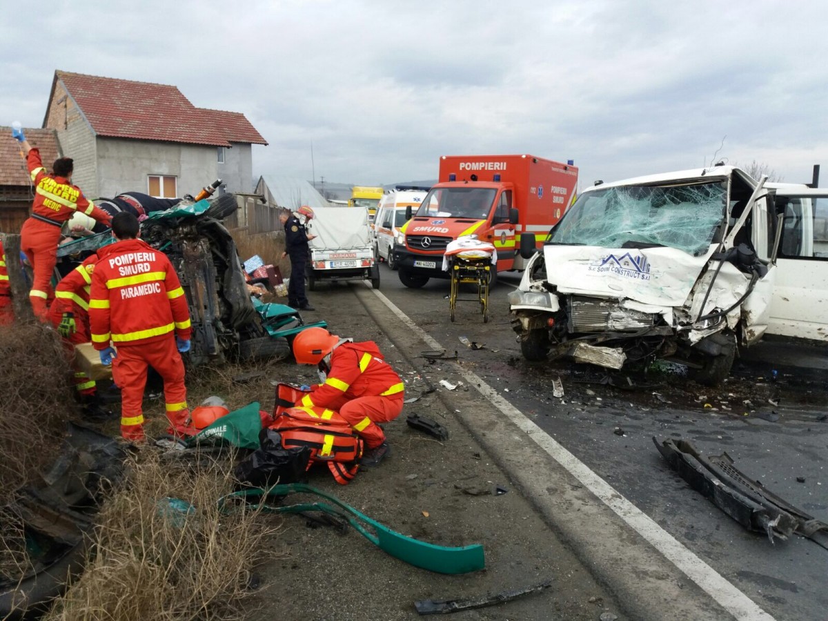 FOTO VIDEO Accident grav cu două microbuze la Boița