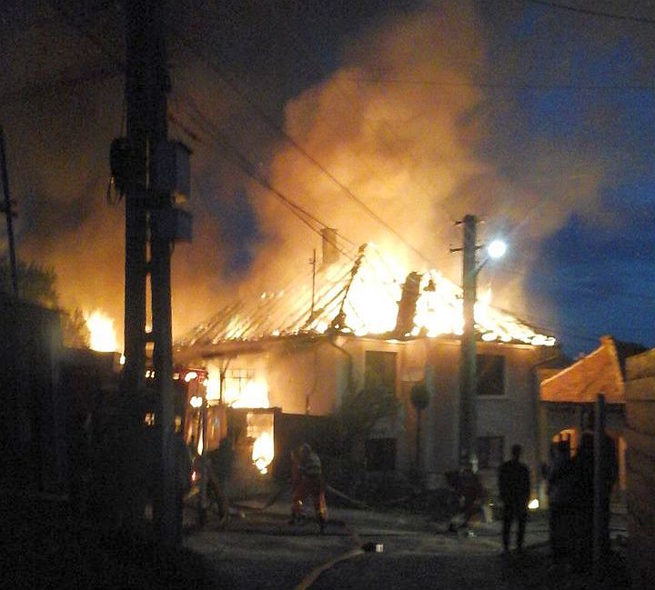 Doi pensionari din Poplaca au pierdut tot, într-un incendiu de Paști. Au nevoie de ajutor