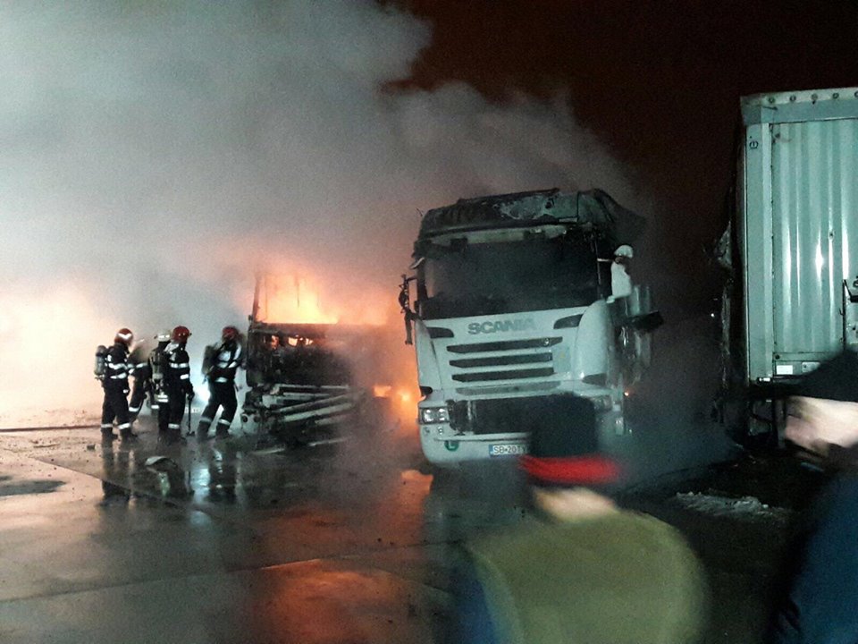 Trei TIR-uri au luat foc în Șura Mare