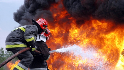 Incendiu la o casă de vacanță din Avrig. Au ars 80 mp din acoperiș