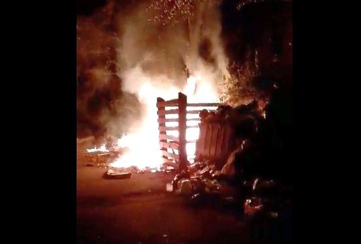 VIDEO - Incendiu azi-noapte pe Luptei. ISU a intervenit cu o autospecială