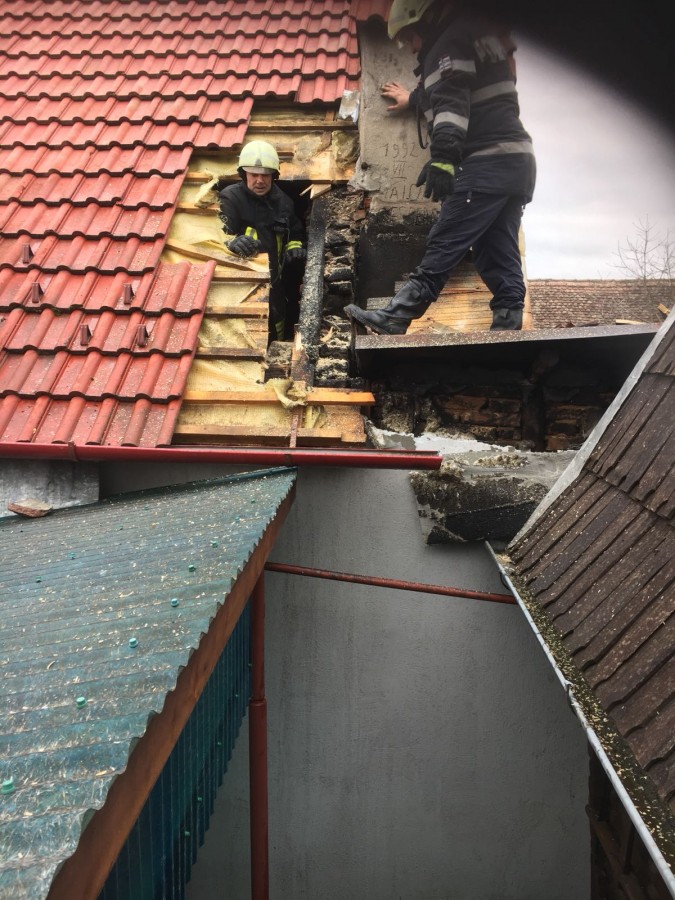 Incendiu la acoperișul unei anexe gospodărești, în Bradu