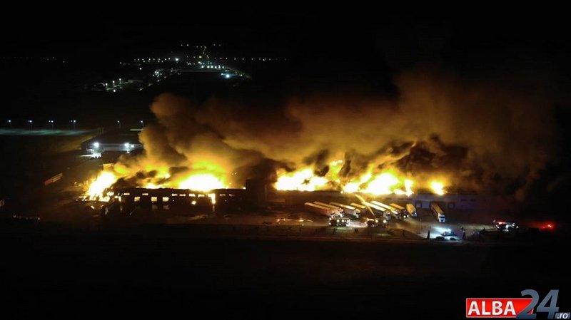Incendiu de proporții la o fabrică din Alba Iulia. Au fost solicitați și pompierii sibieni | VIDEO