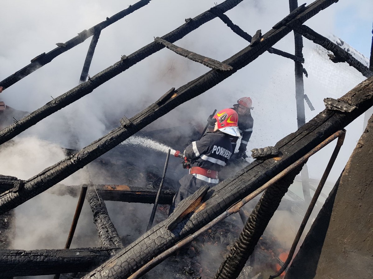 Incendiu la Halta Sebeș Olt. Arde o anexă gospodărească de 10 metri pătrați