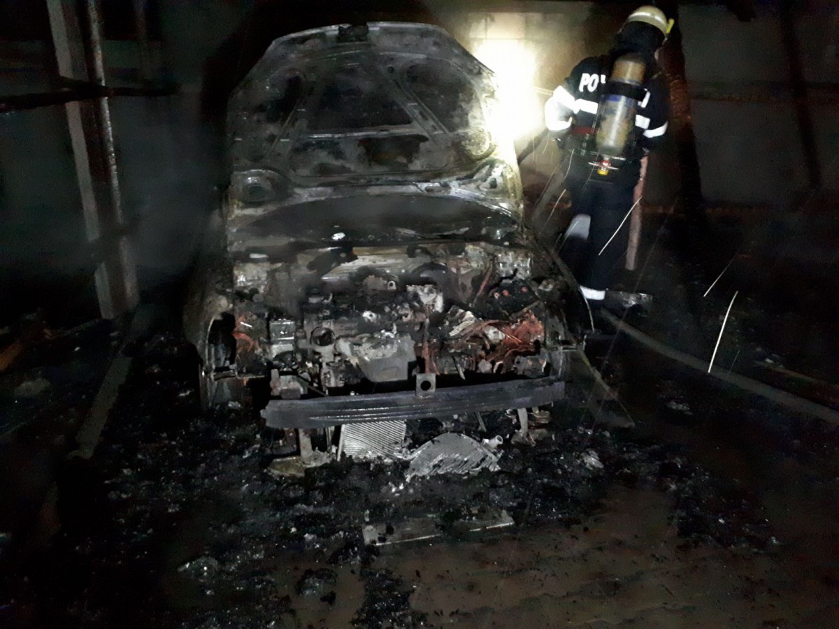 Incendiu azi-noapte, în Avrig. Au fost afectate două case