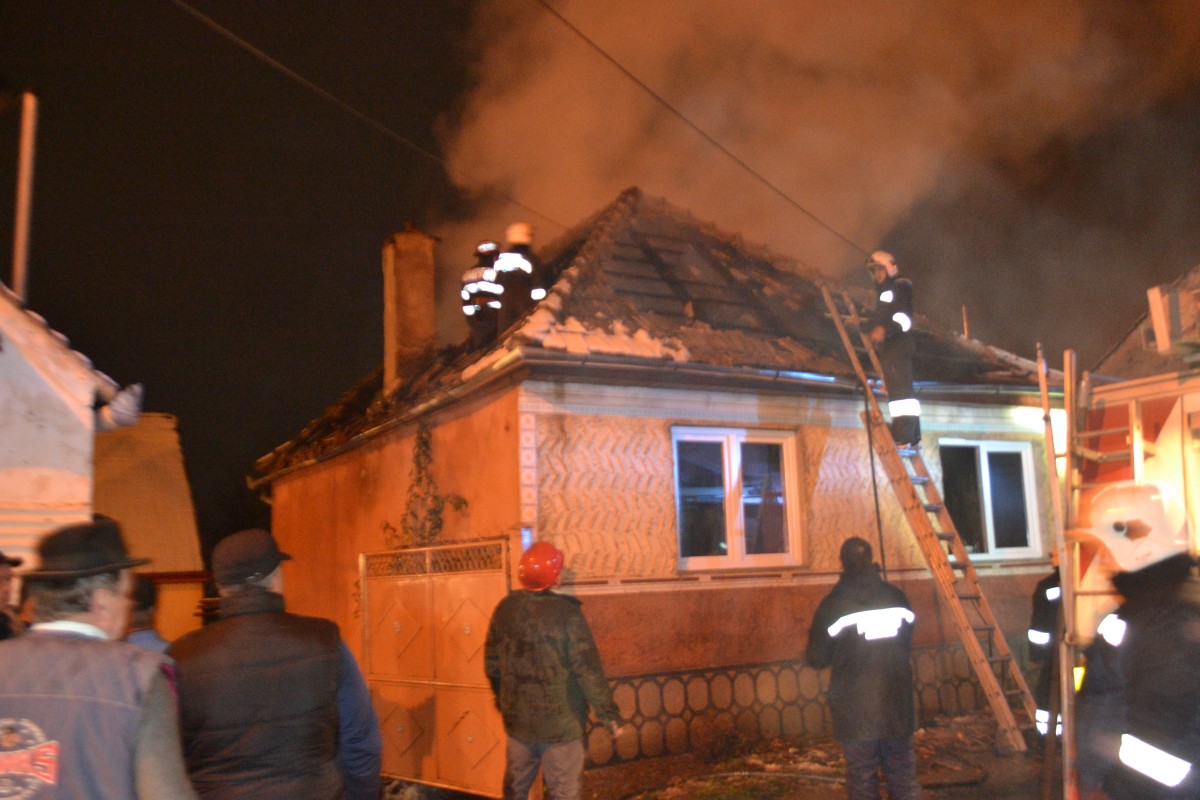 O casă a izbucnit în flăcări în Jina. Pompierii lucrează la stingerea incendiului
