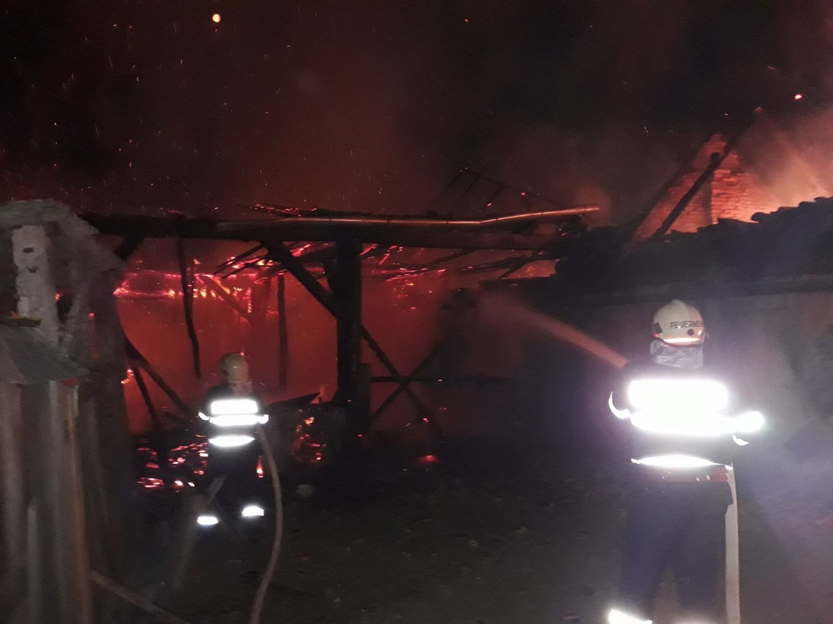 Incendiu la trei noaptea: “pompierii au lichidat incendiul după trei ore de luptă“