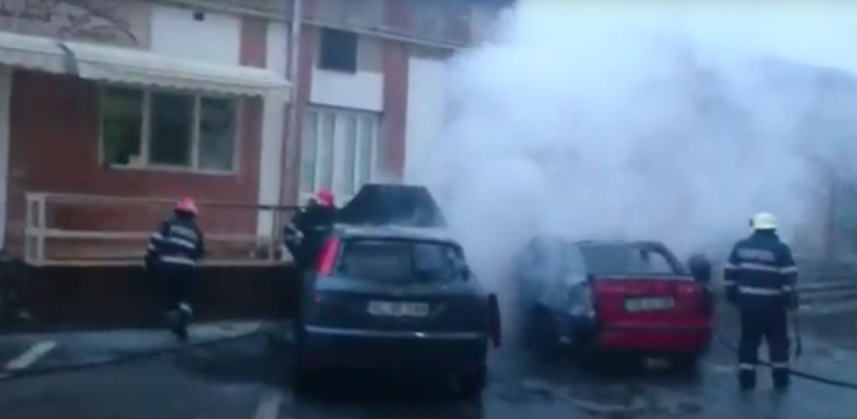 Un piroman din Vâlcea a incendiat două mașini în Sibiu. A mărturisit în fața polițiștilor și a fost lăsat liber