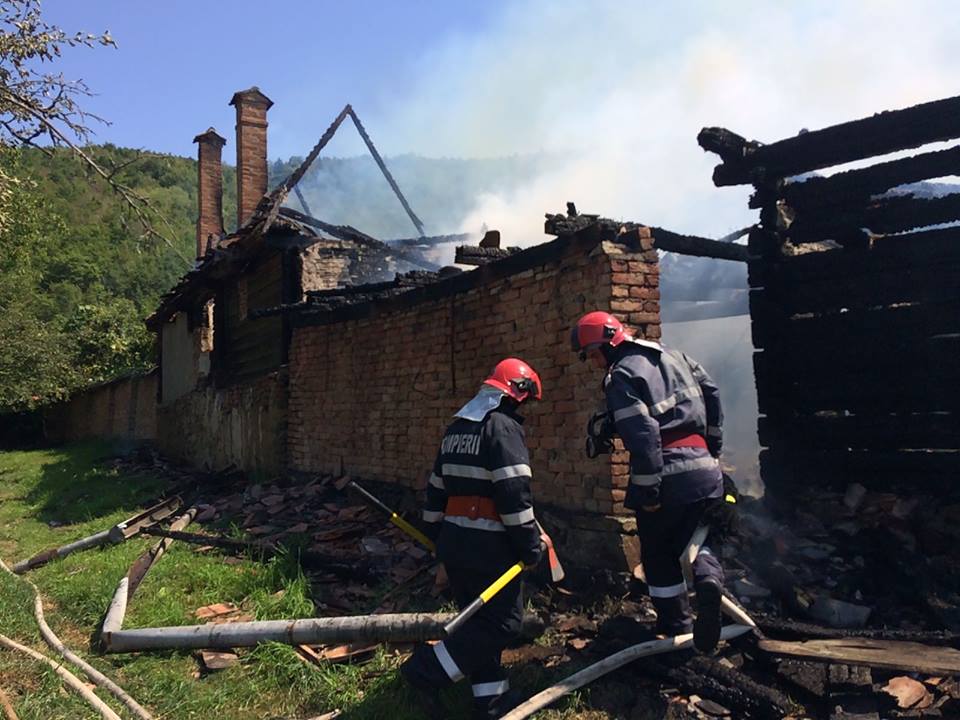 Incendiu la o casă din Fântânele. Proprietarul ar fi dat foc casei intenționat