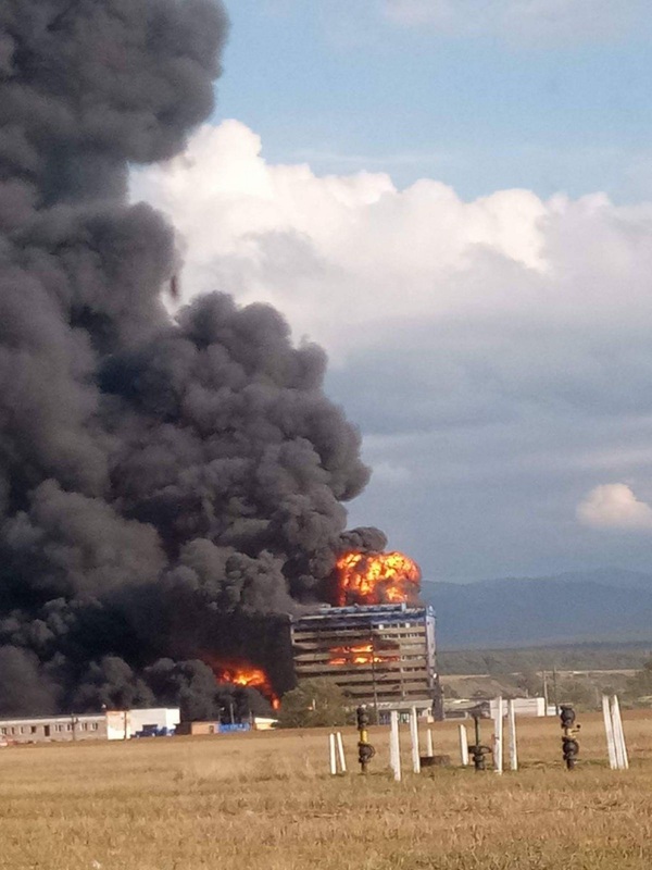 Pompierii sibieni, chemați în ajutor pentru stingerea incendiului de la fabrica de vopsele din Orăştie | video