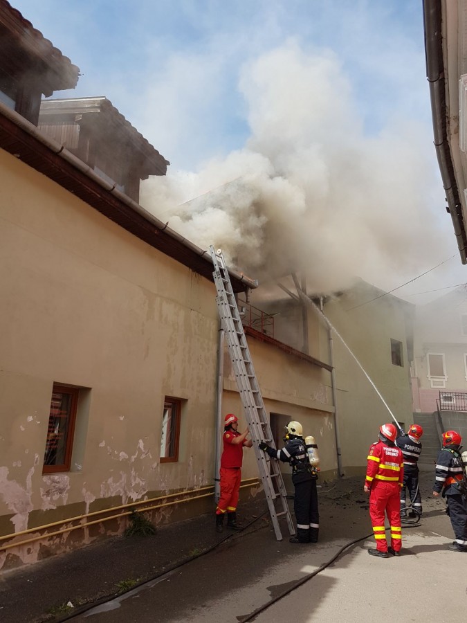 VIDEO. Actualizare | Pompierii au reușit să stingă incendiul care a distrus 300 de mp dintr-o casă