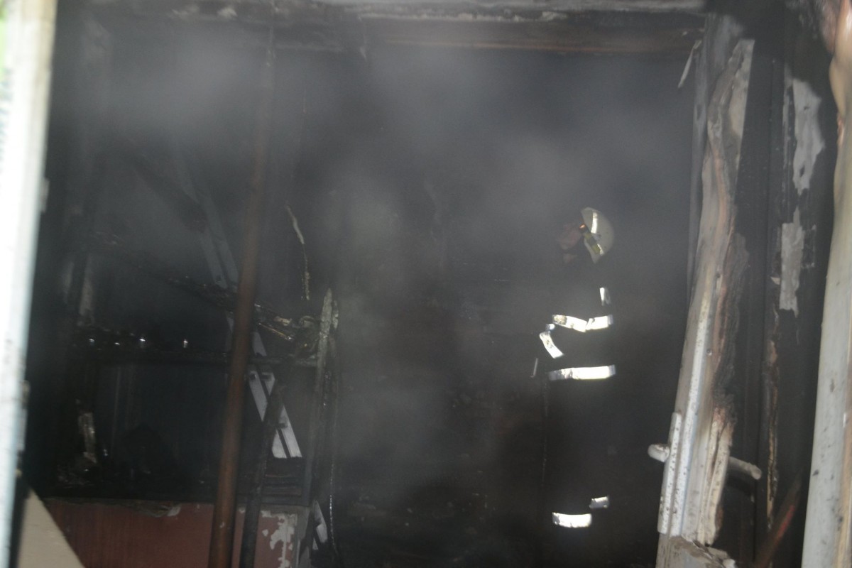 O casă și un depozit au luat foc. Pompierii au intervenit la timp