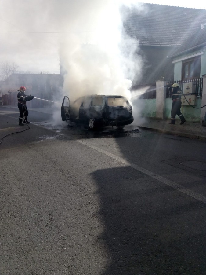 Incendiu la o mașină aflată în mers