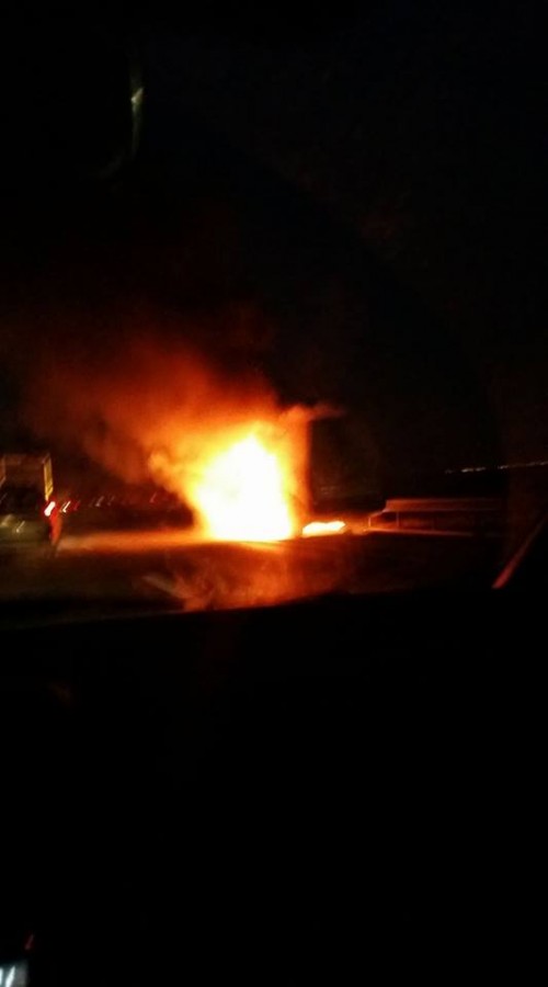Arde un microbuz pe autostradă, aproape de Sibiu