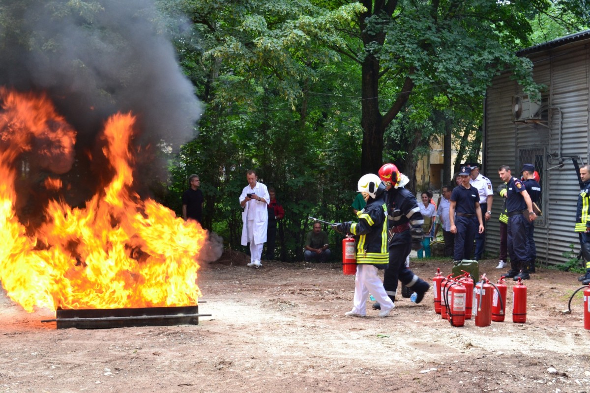 Exercițiu de stingere a unui incendiu la Spitalul Militar