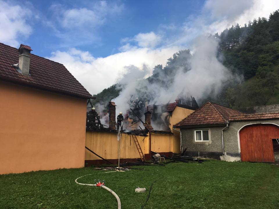 Incediu la Râului Sadului. Arde o casă