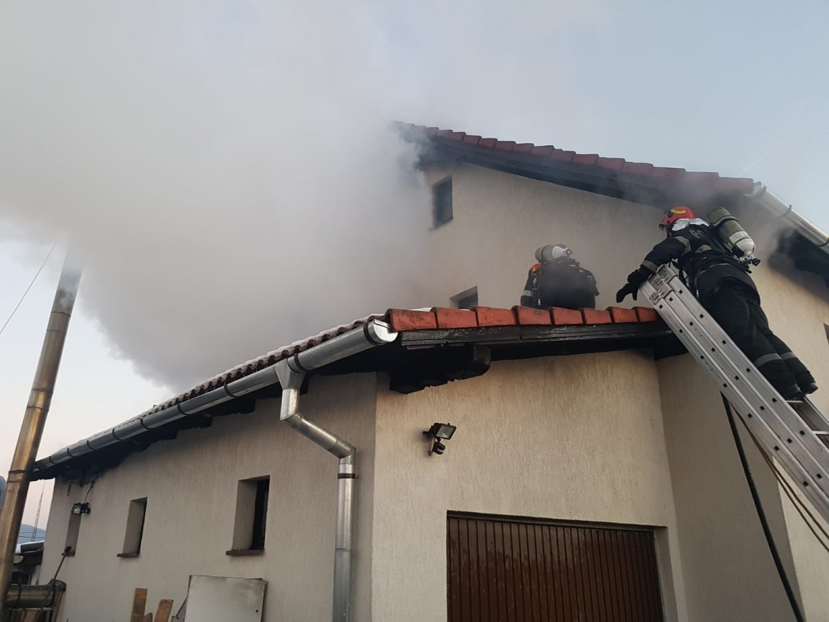 ACTUALIZARE Incendiu în Șelimbăr. ISU: a ars acoperișul unei anexe