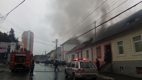 VIDEO Incendiu la o casă, pe Someșului. Două autospeciale intervin