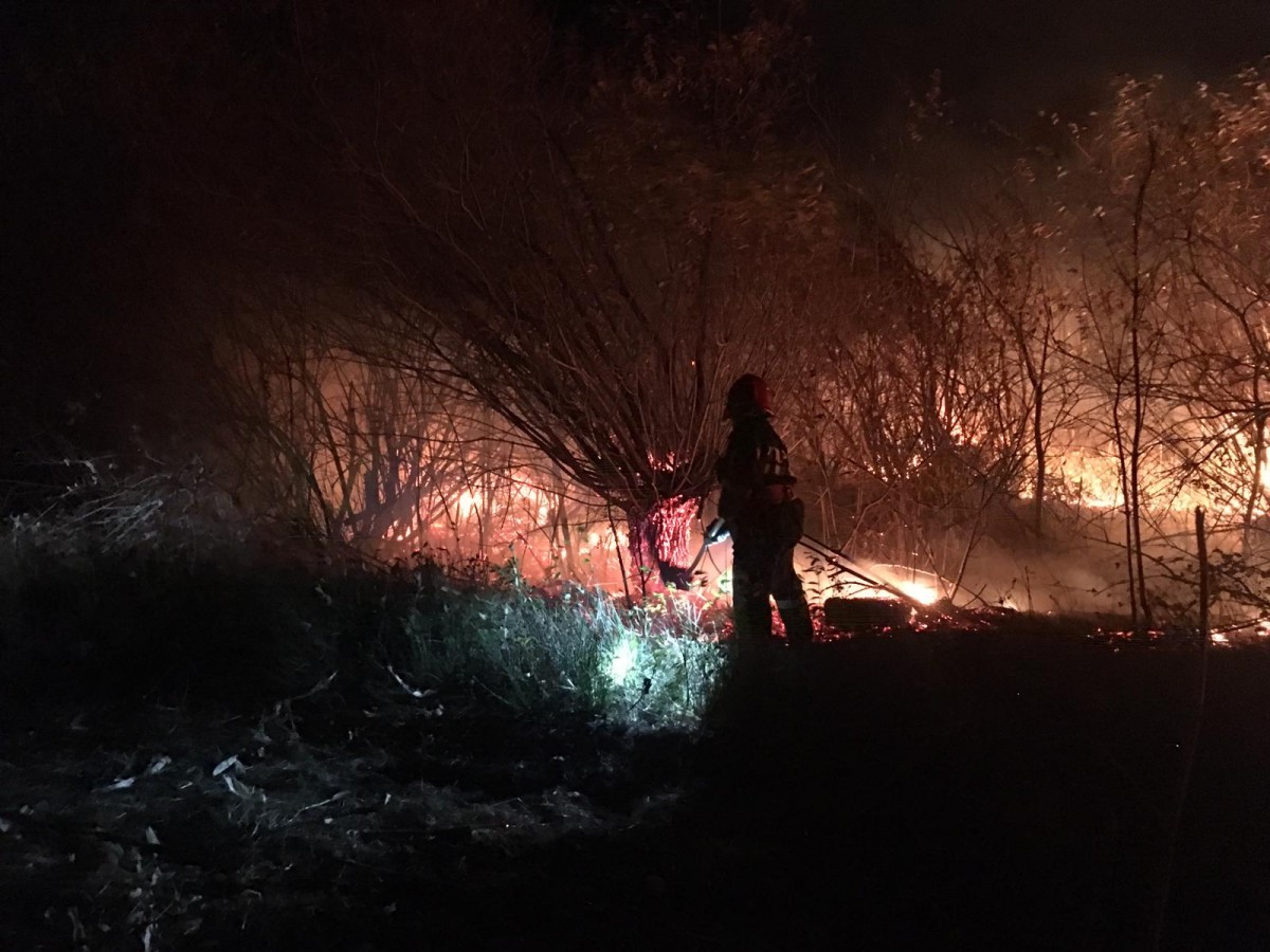 Tot mai multe incendii de vegetație uscată și resturi menajere. Pompierii sibieni recomandă prudență