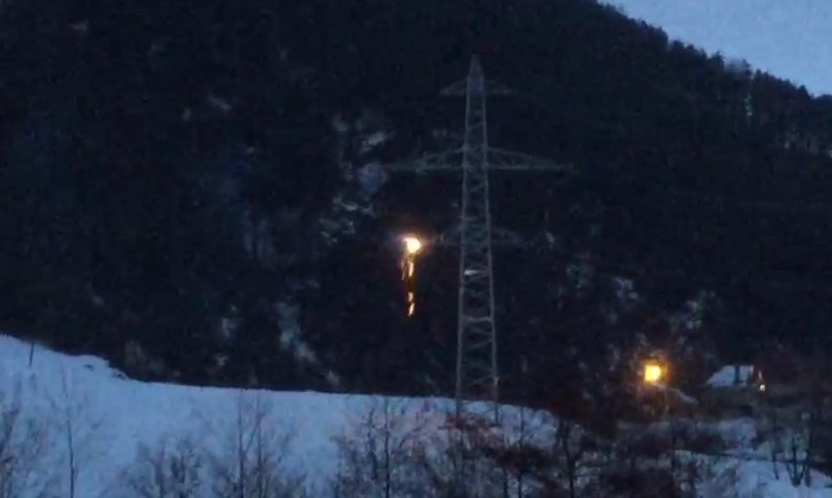 VIDEO Electricienii sibieni, solicitați la o defecțiune ”strălucitoare” în Ajunul Crăciunului