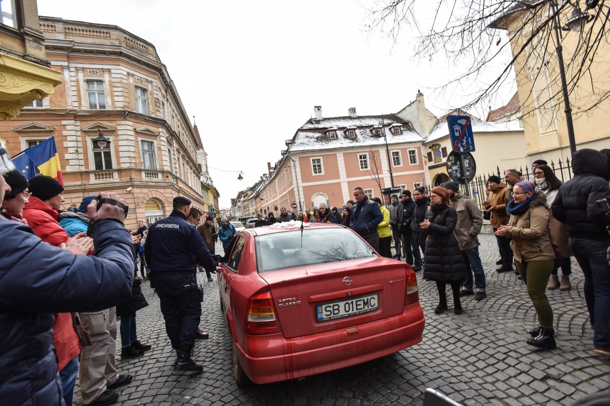 ACTUALIZARE Șoferul care a forțat trecerea printre protestatari a fost identificat. El dă declarații la Poliție