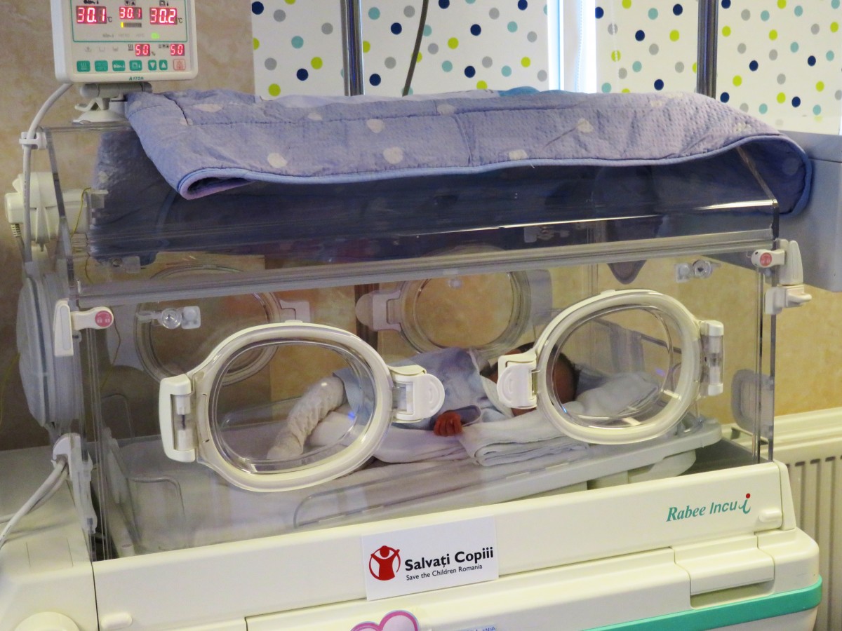 Maternitatea Sibiu a primit un incubator nou. Donație de la „Salvați Copiii”