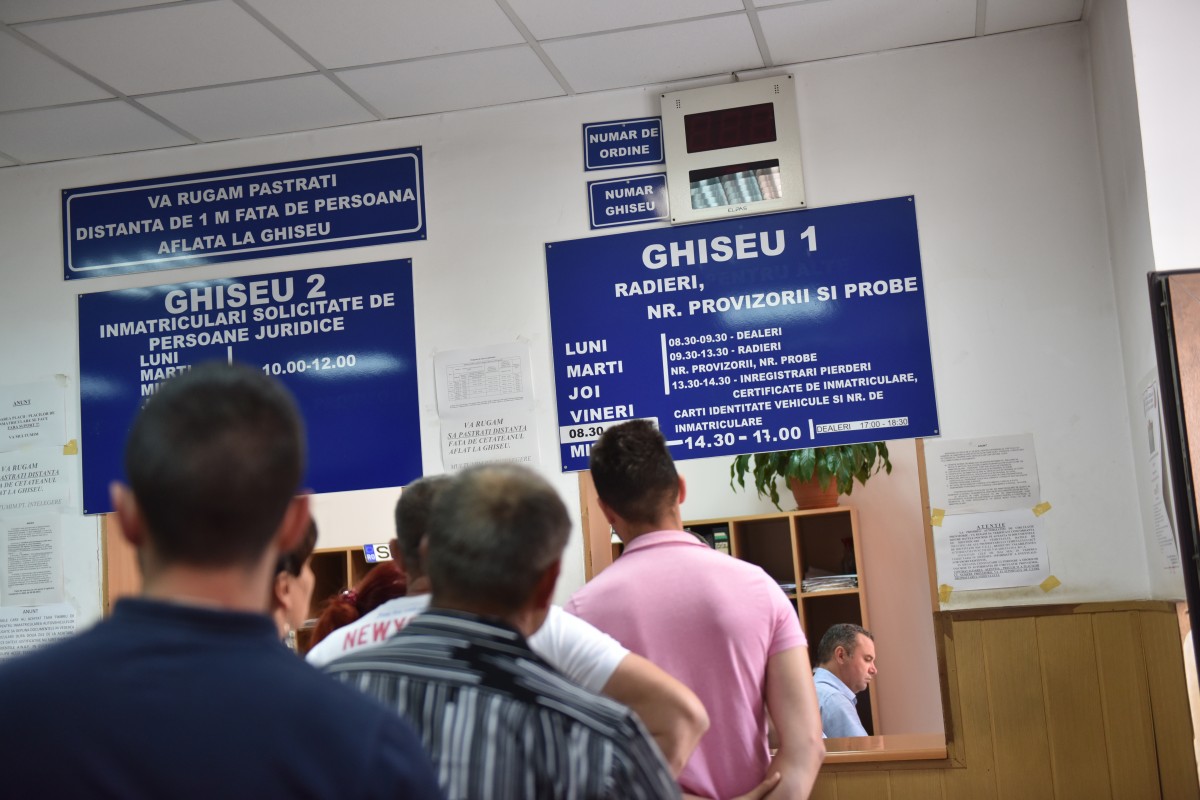 GRAFIC Numărul mașinilor înmatriculate în județul Sibiu în ultimii 10 ani: comparație cu județele învecinate