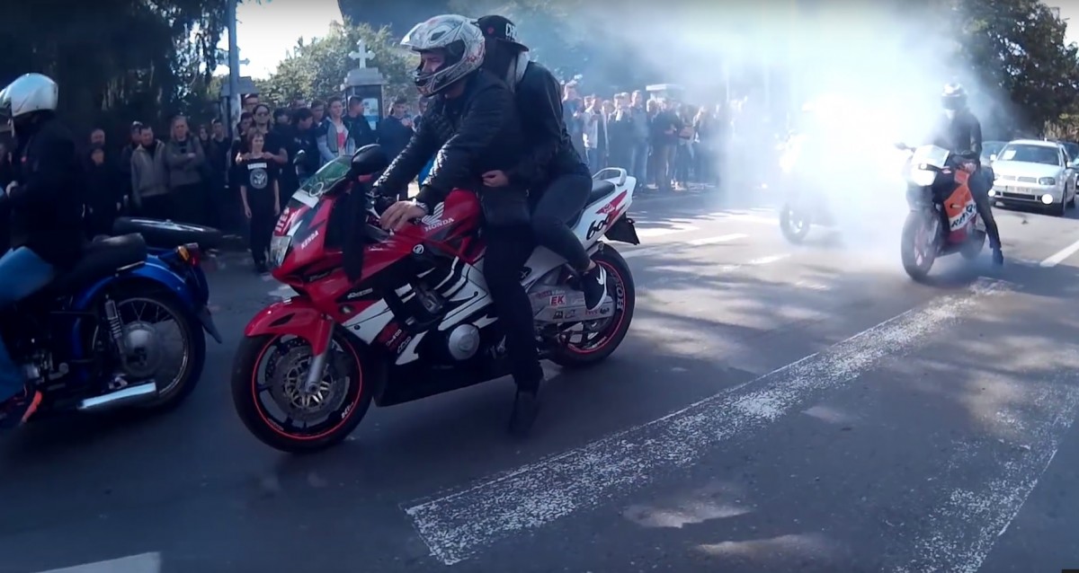 Cum și-au condus tinerii sibieni prietenul pe ultimul drum: motoare turate, biciclete, bani | Video și foto