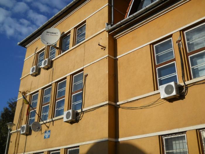 Firma care a tăiat telefoanele la Inspectoratul Școlar: La ce au nevoie inspectorii ISJ de cele mai scumpe telefoane din piață, plătindu-le din taxele cetățenilor?