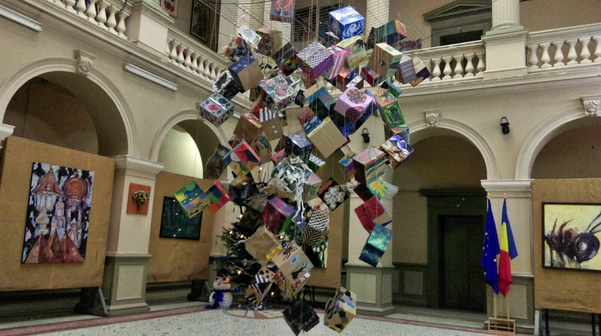 Manifest pentru mutarea Liceului de Artă. 85 de elevi au pictat cutii de lapte