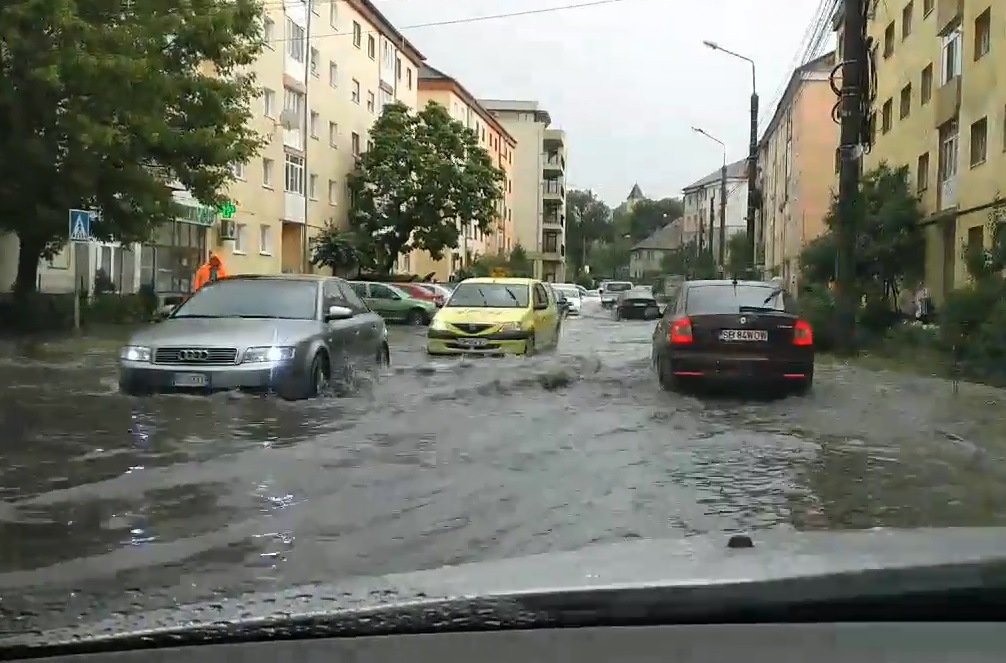 VIDEO și FOTO Ploile de după caniculă au inundat străzile din Sibiu. Pepenii din piața Rahova au ajuns să plutească