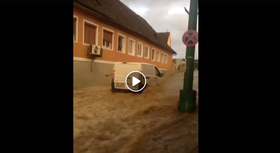 Video. Stradă transformată în râu, la Cisnădie. Inundații și la Sadu