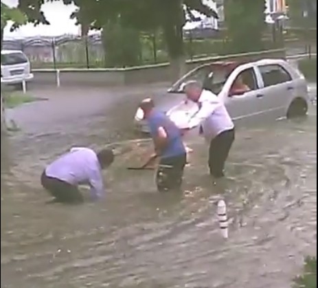 Primarul și viceprimarul din Curtea de Argeș au desfundat canalizarea din centrul orașului. Video viral