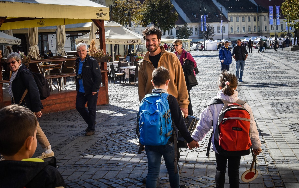 Învățătorul care a lăsat Bucureștiul pentru Sibiu. Nu era „un oraș în care mi-aș crește copiii”