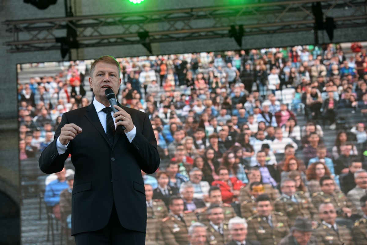 Iohannis despre Dragnea, în cartea ”EU.RO”: Parazitează agenda publică