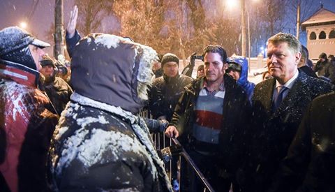 VIDEO Iohannis a ieșit să discute cu protestatarii care îi cer demisia
