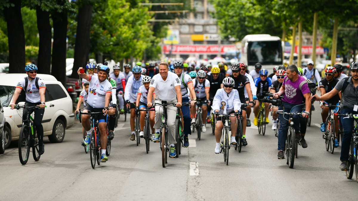 VIDEO. Iohannis, din nou pe bicicletă, la marşul 