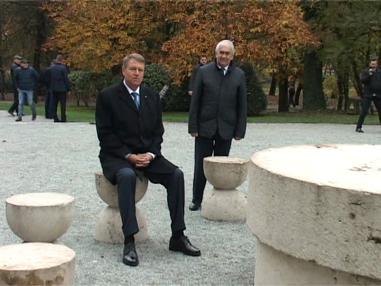 Iohannis: Dacă Brâncuși nu ar fi vrut să se așeze nimeni pe scaunele de la Masa Tăcerii nu le-ar fi pus într-un parc
