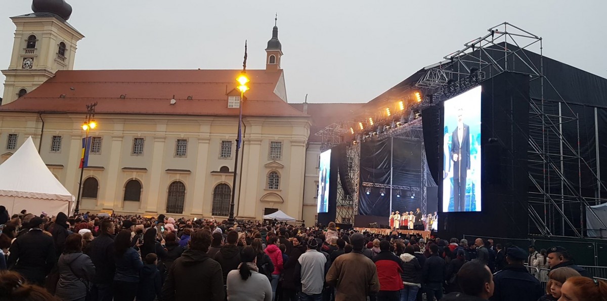 VIDEO Iohannis, pe scena din Piața Mare în fața a 8.000 de sibieni: “Nici că se putea mai bine“
