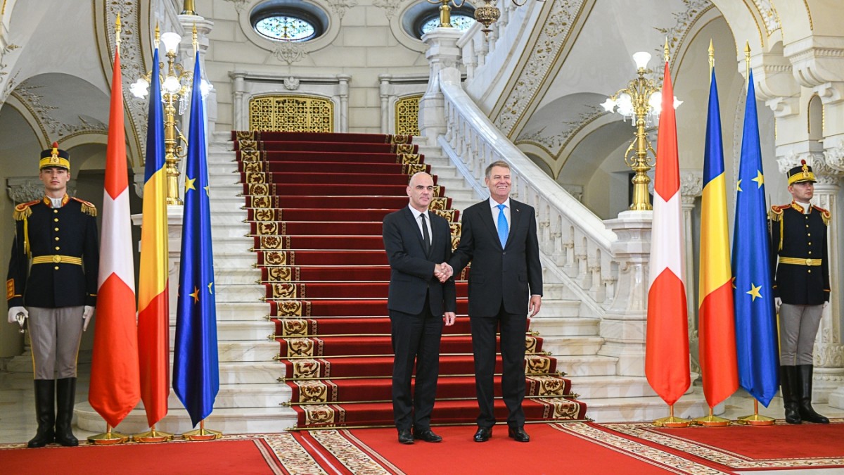 Românii nu vor mai avea restricţii pe piaţa muncii din Elveţia, începând cu 2019