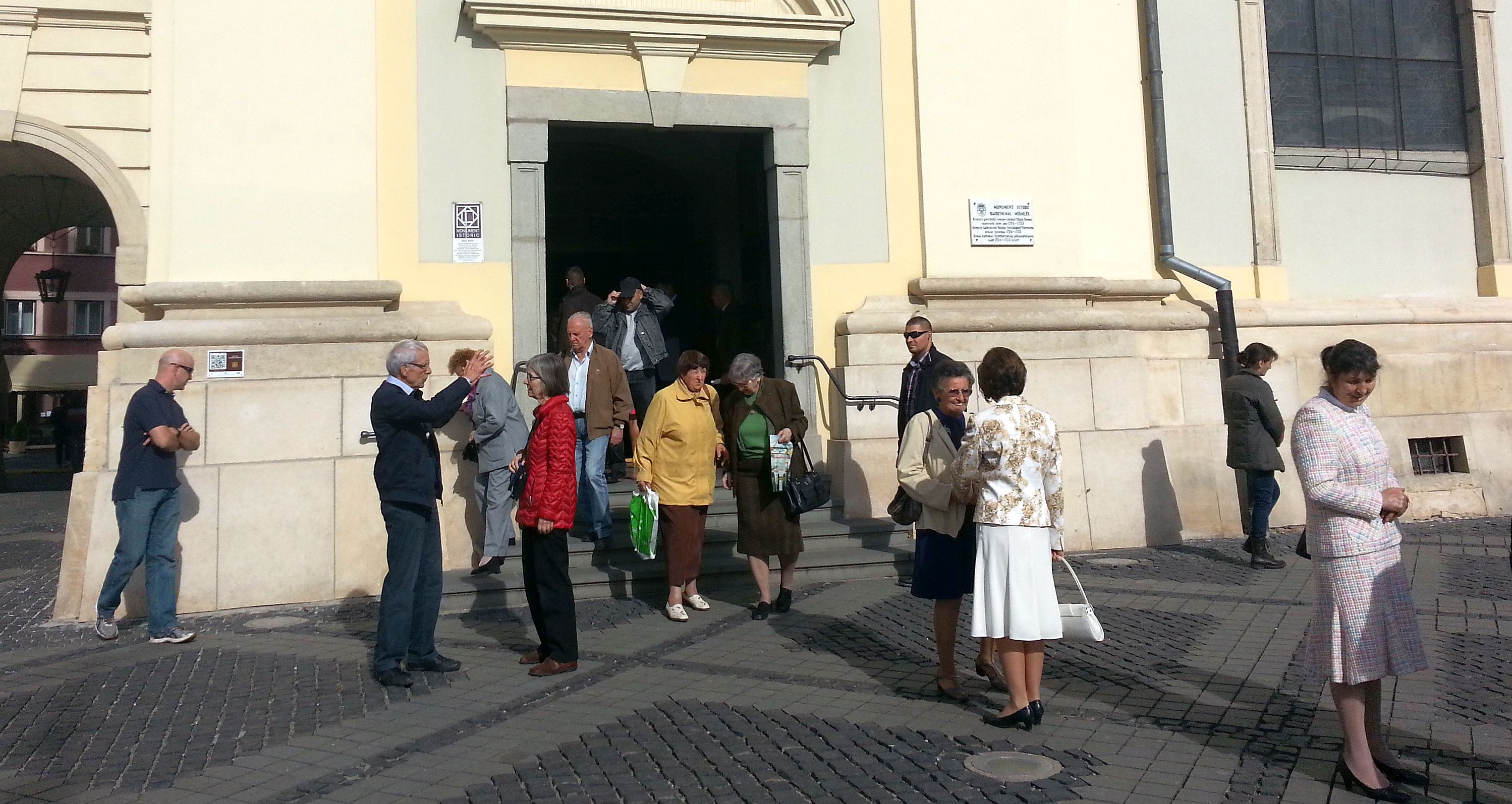 FOTO - Președintele Iohannis a participat la slujba din Piața Mare. A renunțat la băile de mulțime