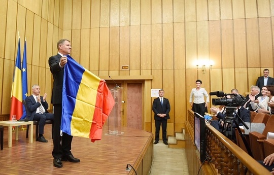 Primarul din Miercurea Ciuc i-a oferit președintelui steagul Ţinutului Secuiesc, Iohannis i-a înmânat steagul României | Video