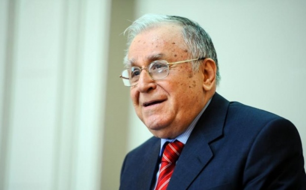 Fostul preşedinte Ion Iliescu a fost internat în spital din cauza unor probleme cardiace